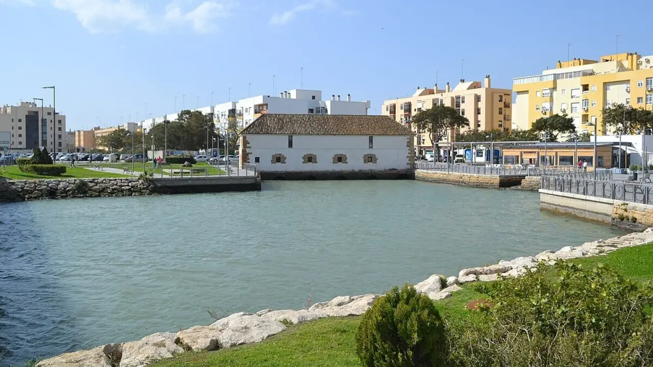 Al fondo, el Molino de Mareas del Zaporito | Wikipedia