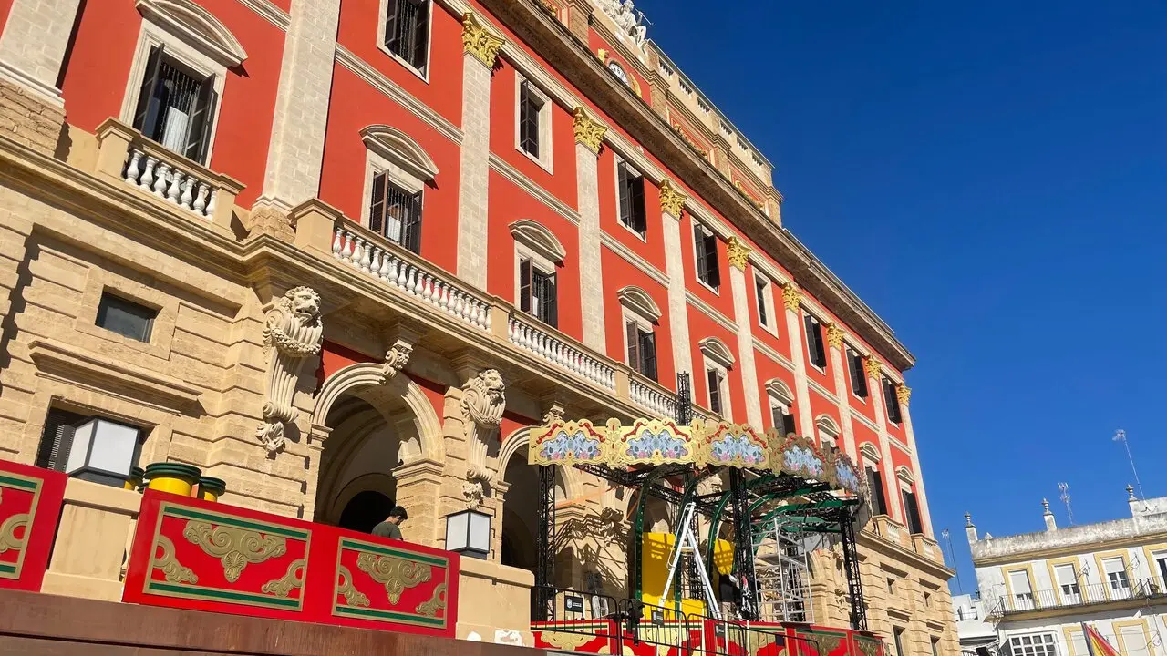 Operarios ultiman el montaje del carrusel y la decoraci&oacute;n | Informaci&oacute;n