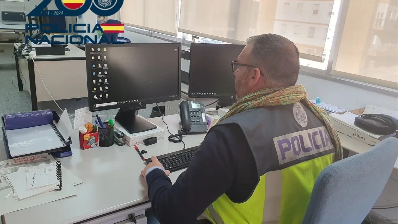 Agente de la Polic&iacute;a Nacional durante la desarticulaci&oacute;n de un grupo criminal dedicado a robos con violencia en Sevilla | POLIC&Iacute;A NACIONAL