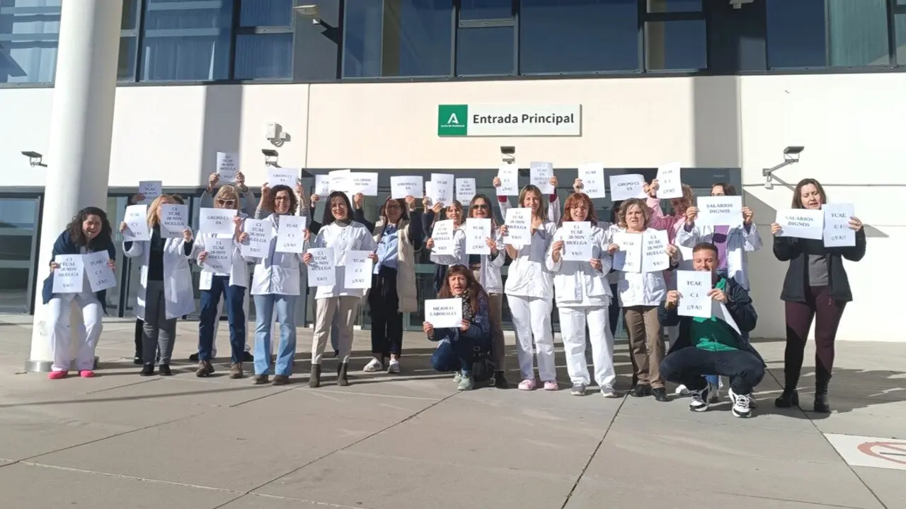 Concentraci&oacute;n de auxiliares de enfermer&iacute;a a las puertas del Hospital de Alcal&aacute;, en la ma&ntilde;ana de este viernes.
