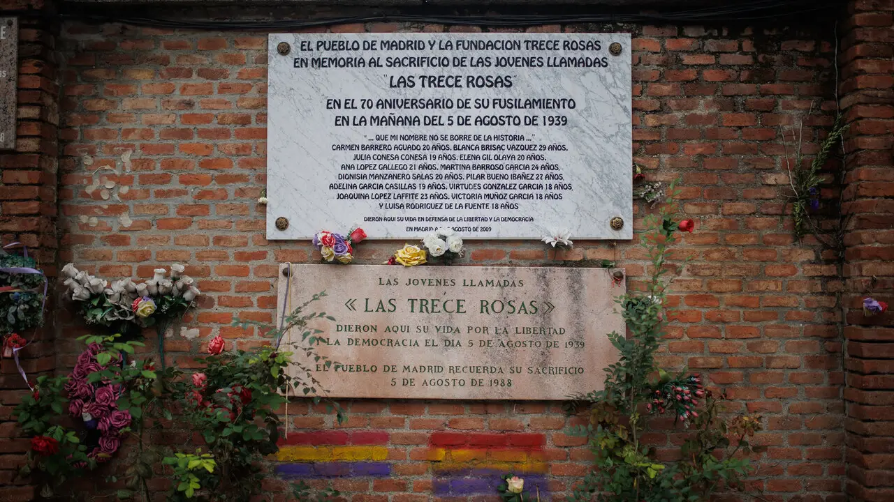 La placa conmemorativa de las Trece Rosas con flores durante un homenaje a las v&iacute;ctimas del franquismo | Alejandro Mart&iacute;nez V&eacute;lez / Europa Press