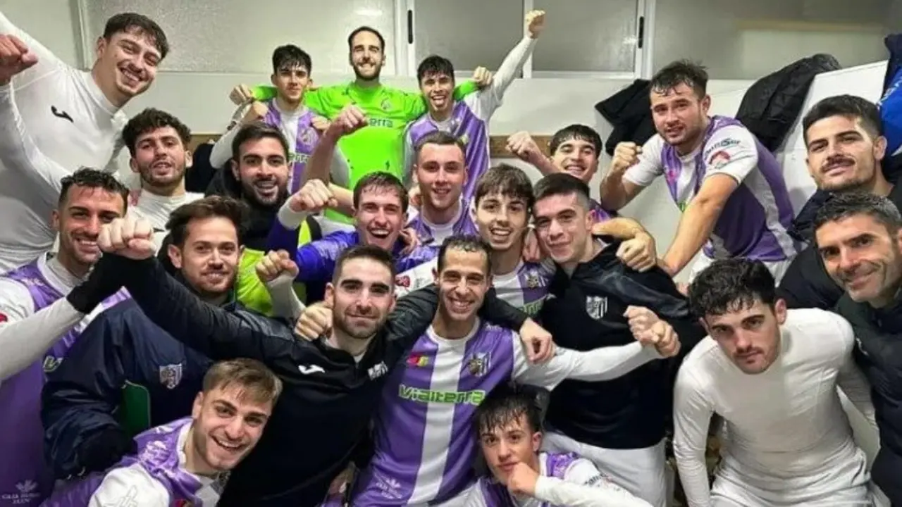 Los jugadores del Atl&eacute;tico Ja&eacute;n celebran en el vestuario la goleada ante el Alcal&aacute; Enjoy. - Foto: Atl&eacute;tico Ja&eacute;n