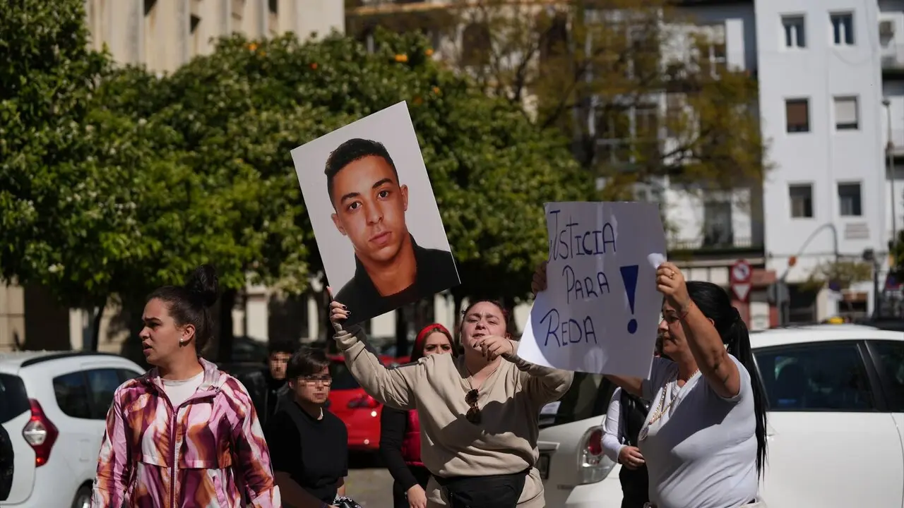 Los familiares de los detenidos se enfrentan en la puerta de la Audiencia provincial con los familiares del joven asesinado | E.P.