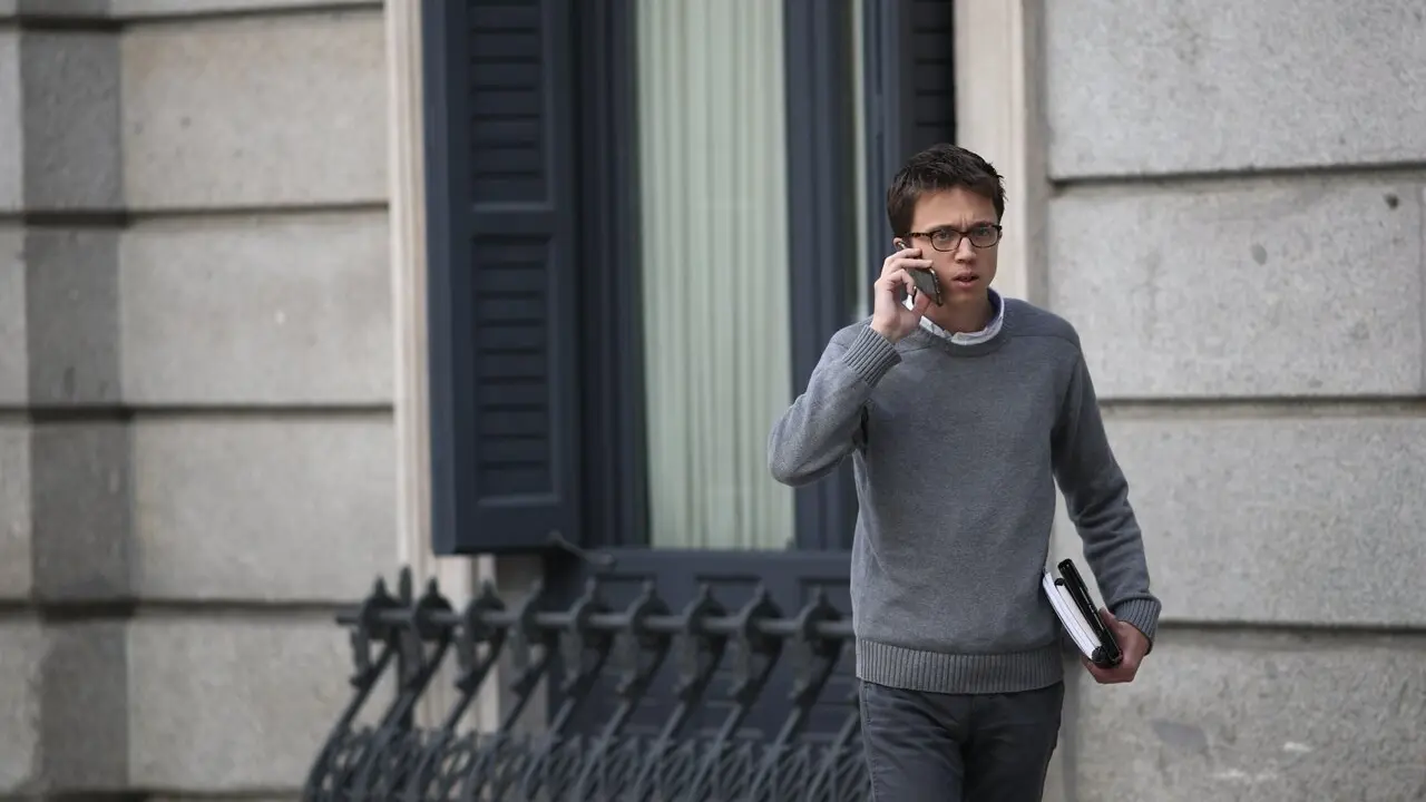 Errej&oacute;n hablando por el m&oacute;vil en el Congreso. | Europa Press.