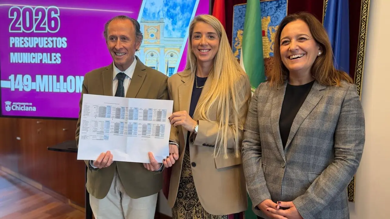 Rom&aacute;n, junto a Isabel Butr&oacute;n y Ana Gonz&aacute;lez./VIVA.