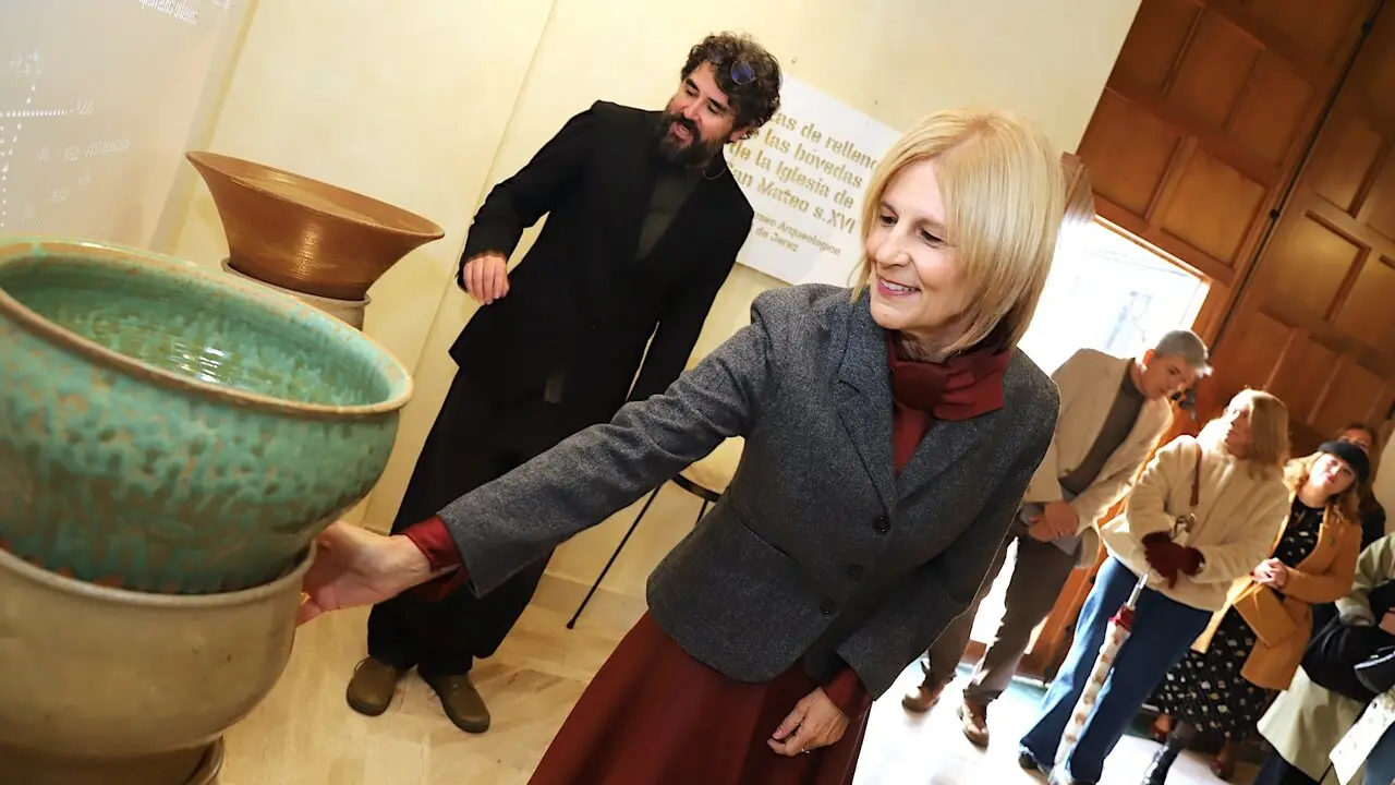 La alcaldesa en la inauburaci&oacute;n de la exposici&oacute;n del Palacio Riquelme. | jerez.es