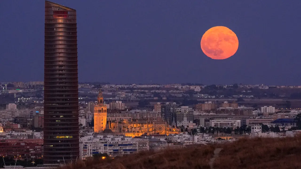 Torre Sevilla con la Catedral y la luna llena. | Archivo/Joaqu&iacute;n Corchero/EP