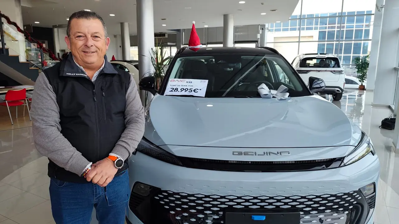 Pepe Rodr&iacute;guez (Royb Motor) muestra los modelos de las marcas Baic y Livan./ MAC&Iacute;AS.