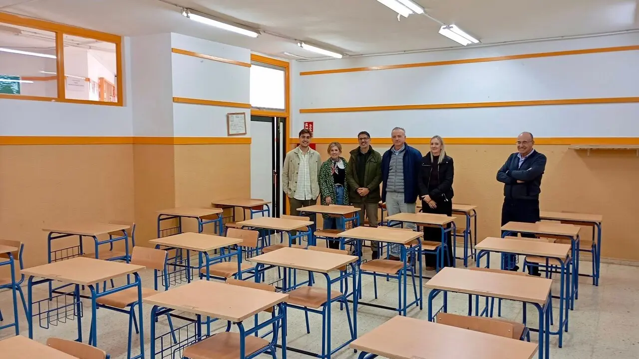 Nuevo mobiliario y mejoras educativas en Niebla. | Ayto. de Niebla.