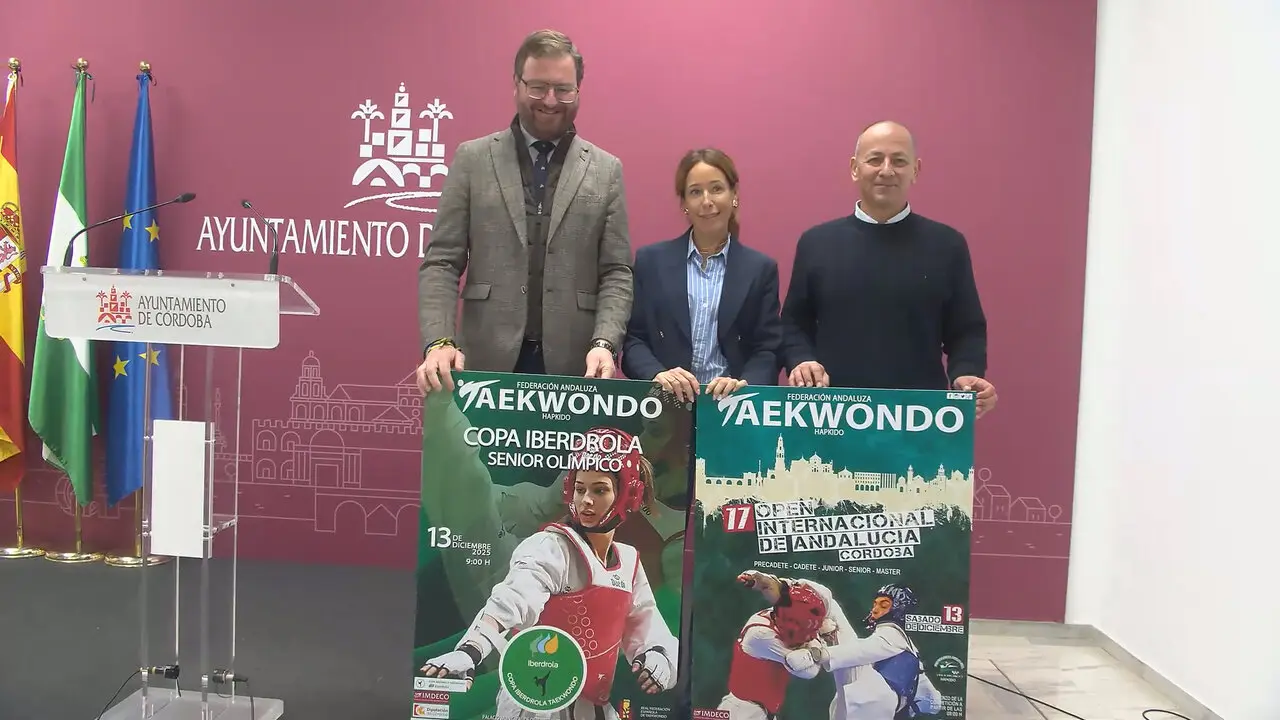 La teniente de alcalde delegada de Deportes del Ayuntamiento de C&oacute;rdoba, Marian Aguilar; el diputado de Deportes, Antonio Mart&iacute;n, y el delegado provincial de la Federaci&oacute;n Andaluza de Taekwondo, Jos&eacute; Toledano, presentan el 17 Open Internacional de Andaluc&iacute;a de Taekwondo y Copa Iberdrola