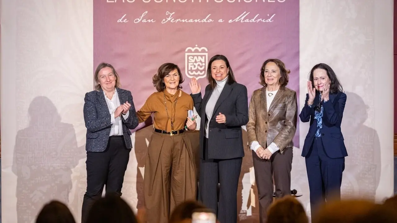 Patricia Cavada junto a Carmen Calvo y las participantes en la mesa redonda | Ayuntamiento.
