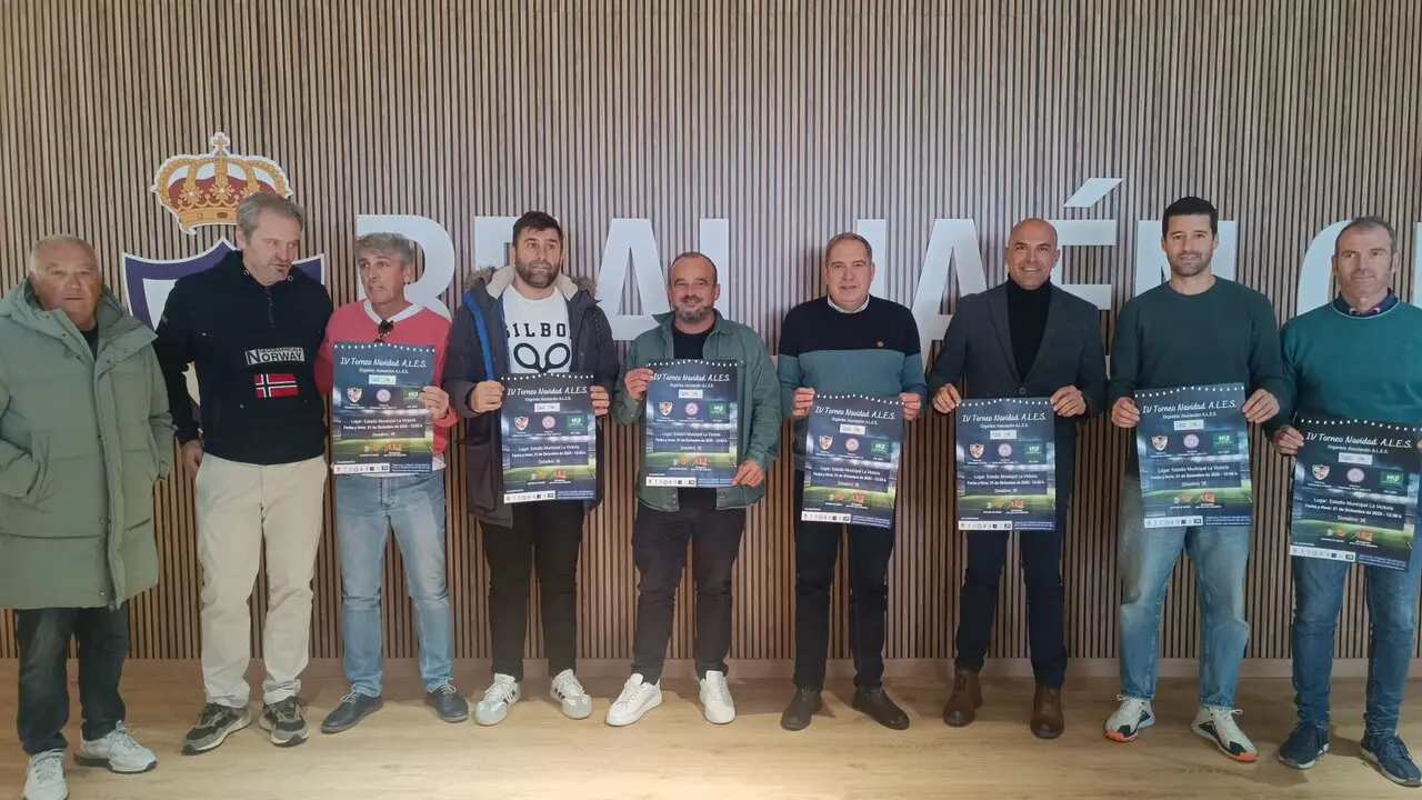 Veteranos del Real Ja&eacute;n y el Linares, junto al concejal Jos&eacute; Mar&iacute;a Cano en la presentaci&oacute;n del IV Torneo Navidad ALES. - Foto: Ayuntamiento Ja&eacute;n