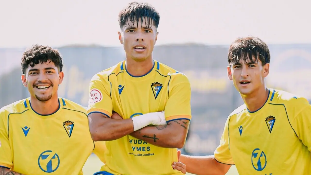 Brandon, Niza e Ismael &Aacute;lvarez celebran un gol con el Mirandilla. | C&aacute;diz CF.