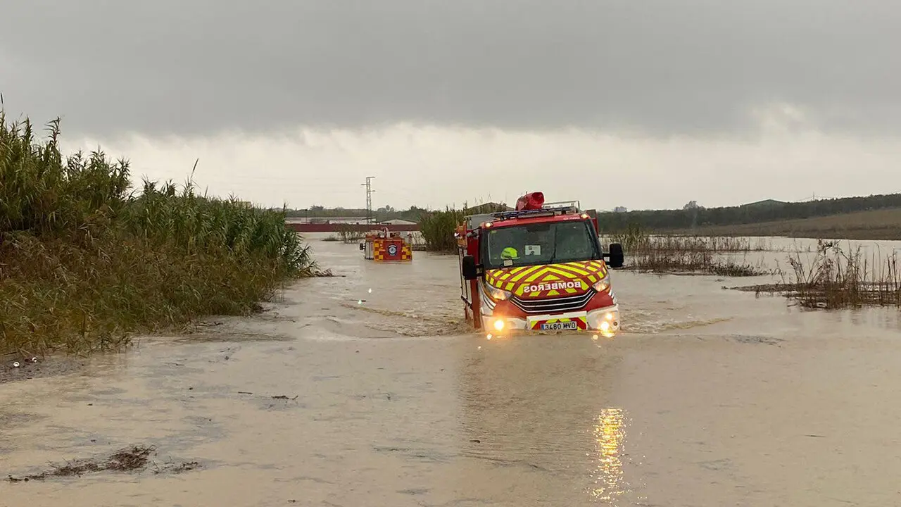 Un cami&oacute;n de bomberos en un camino inundado. | Consorcio.