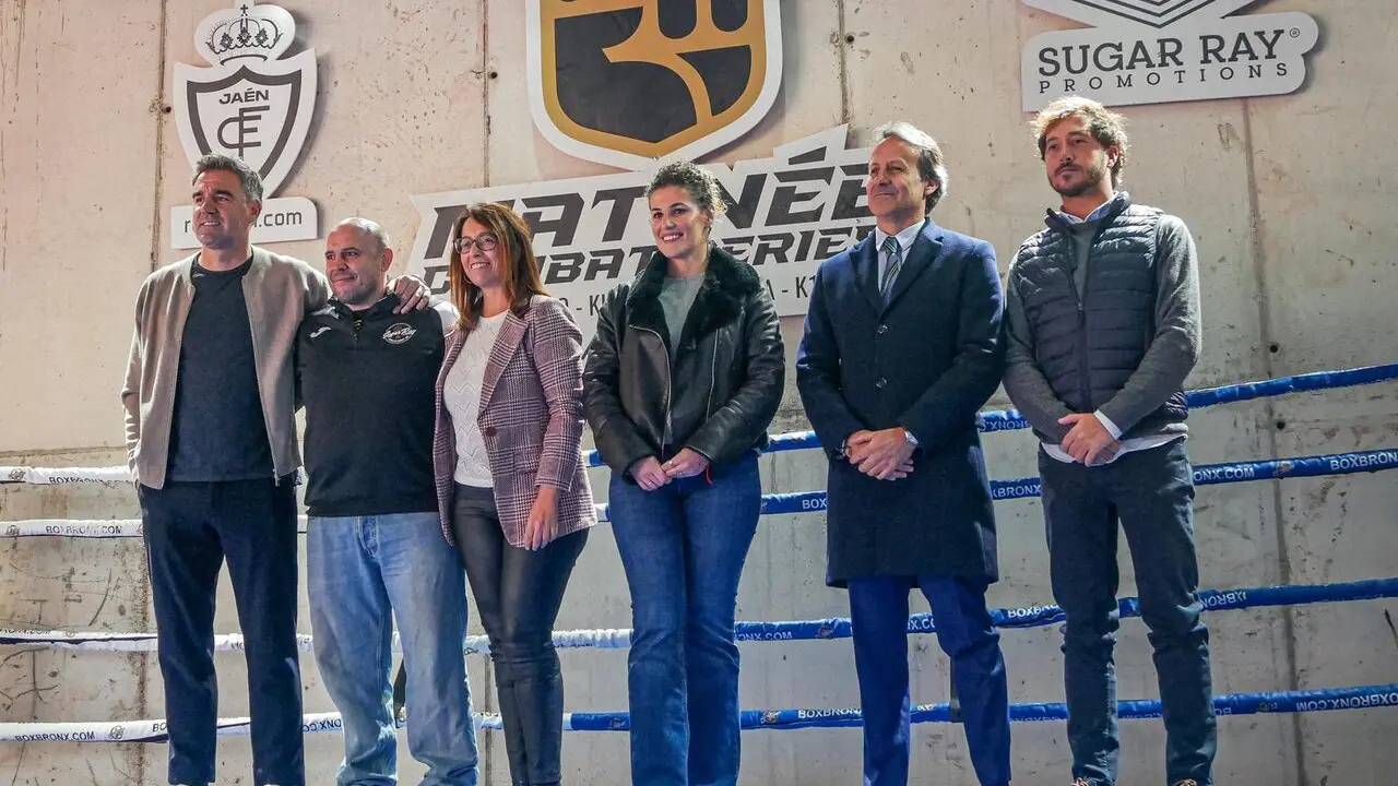 Foto de familia de autoridades y organizadores durante la presentaci&oacute;n de las matinales de boxeo en La Victoria. - Foto: Ayuntamiento Ja&eacute;n