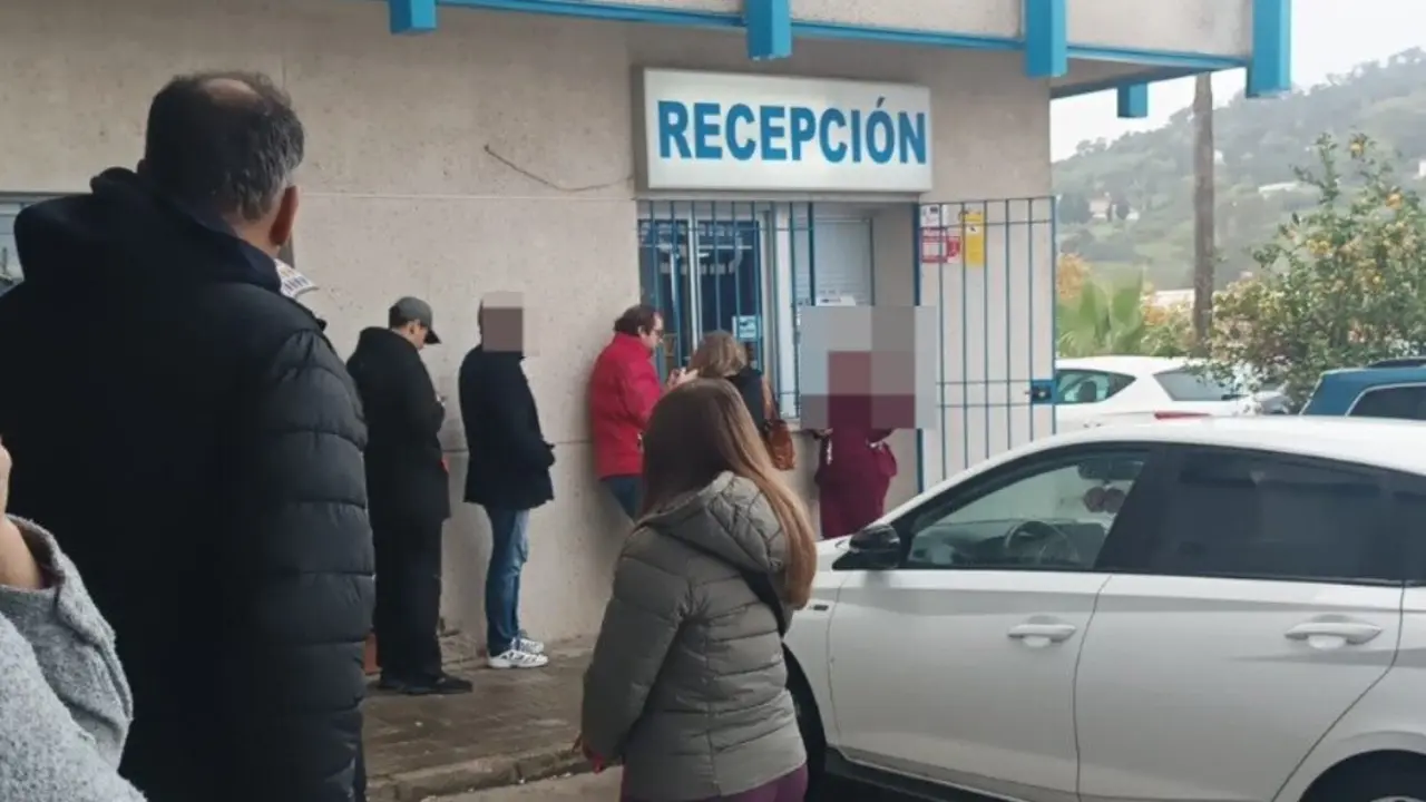 Colas para recoger paquetes en Seur. | VIVA