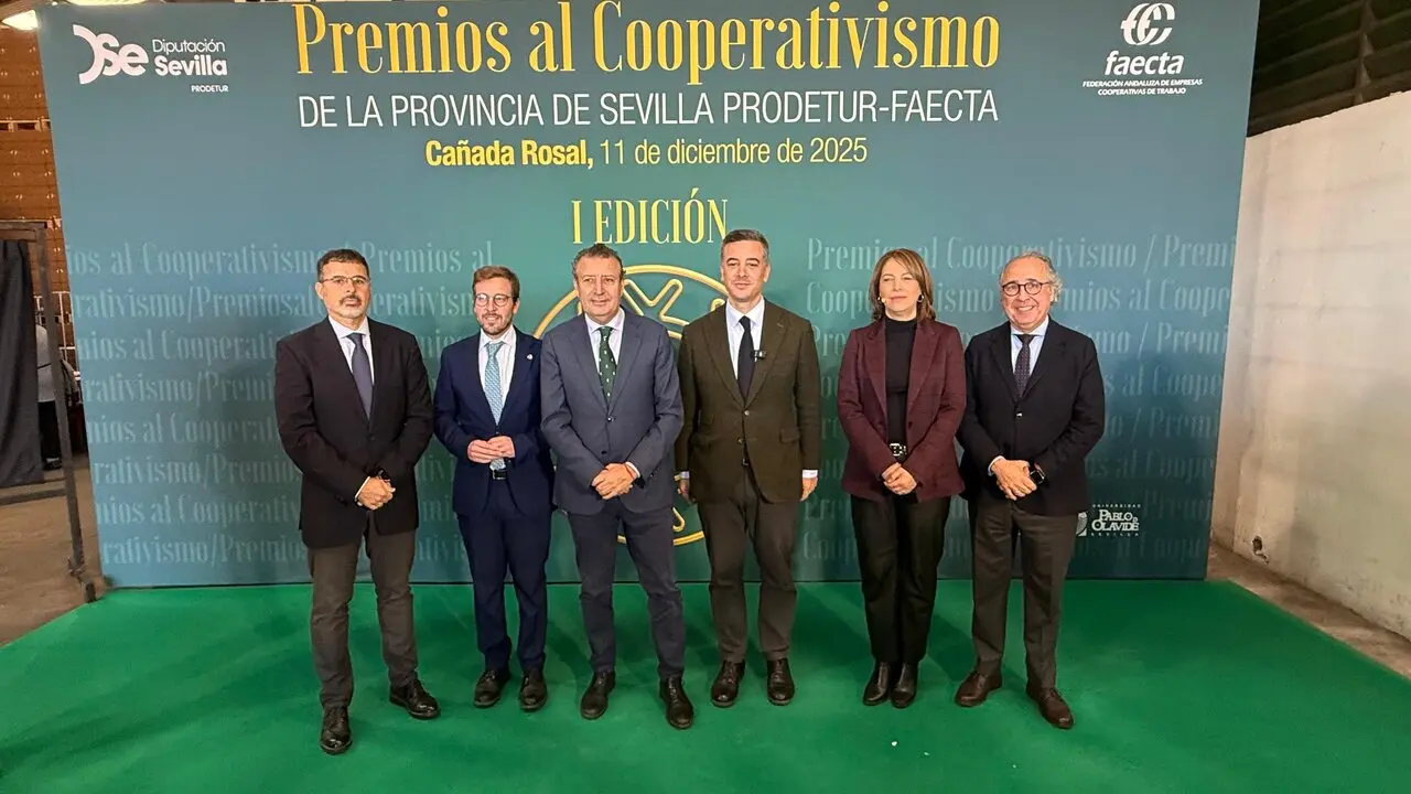 Recepci&oacute;n premia a la entrega de los premios
