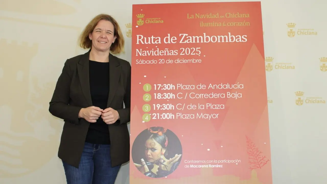Manuela P&eacute;rez, junto al cartel anunciador./VIVA.