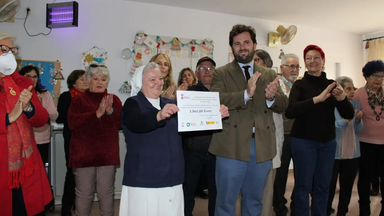 El delegado hace entrega de la donaci&oacute;n./VIVA.