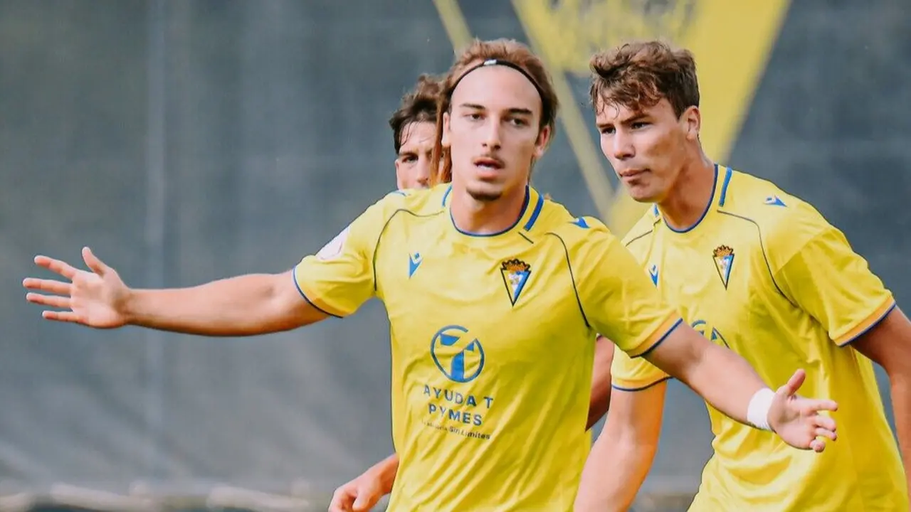 Luis Sim&oacute;n celebra uno de los goles con el Mirandilla. | C&aacute;diz CF.
