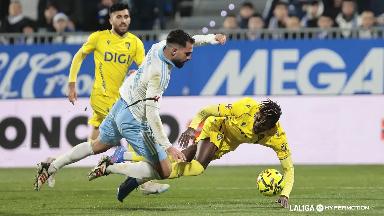 Dawda cae en la acci&oacute;n que signific&oacute; el penalti para el C&aacute;diz en Zaragoza. | LALIGA.