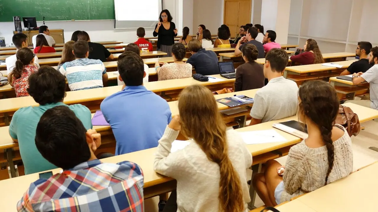 Imagen de estudiantes dando clase | Junta de Andaluc&iacute;a