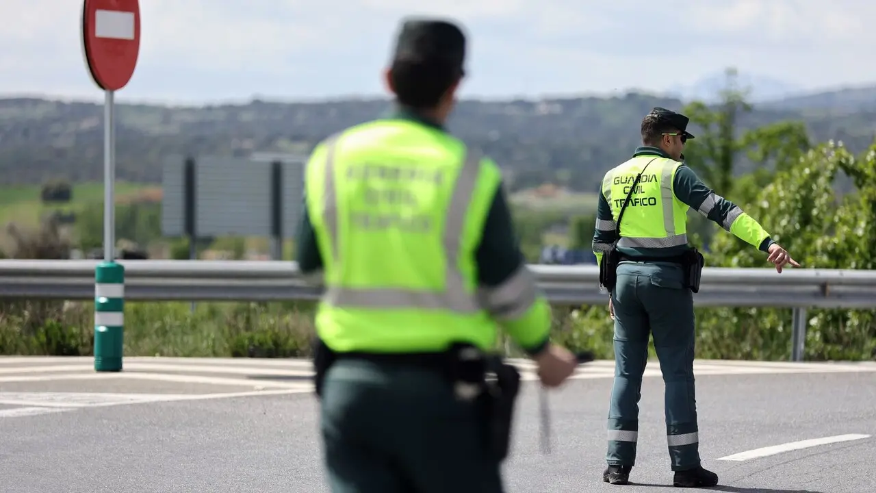Agentes de la Guardia Civil controlan el tr&aacute;fico. | Archivo