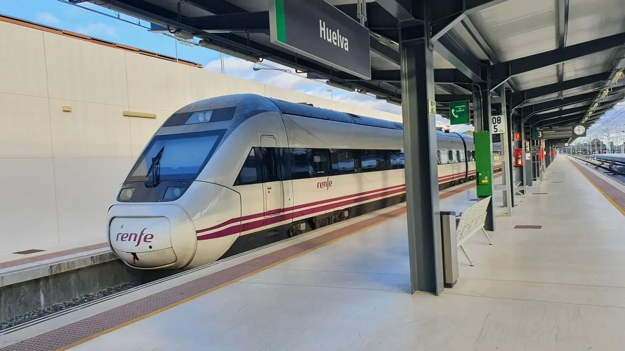 Tren en la estaci&oacute;n de Huelva. | Renfe.