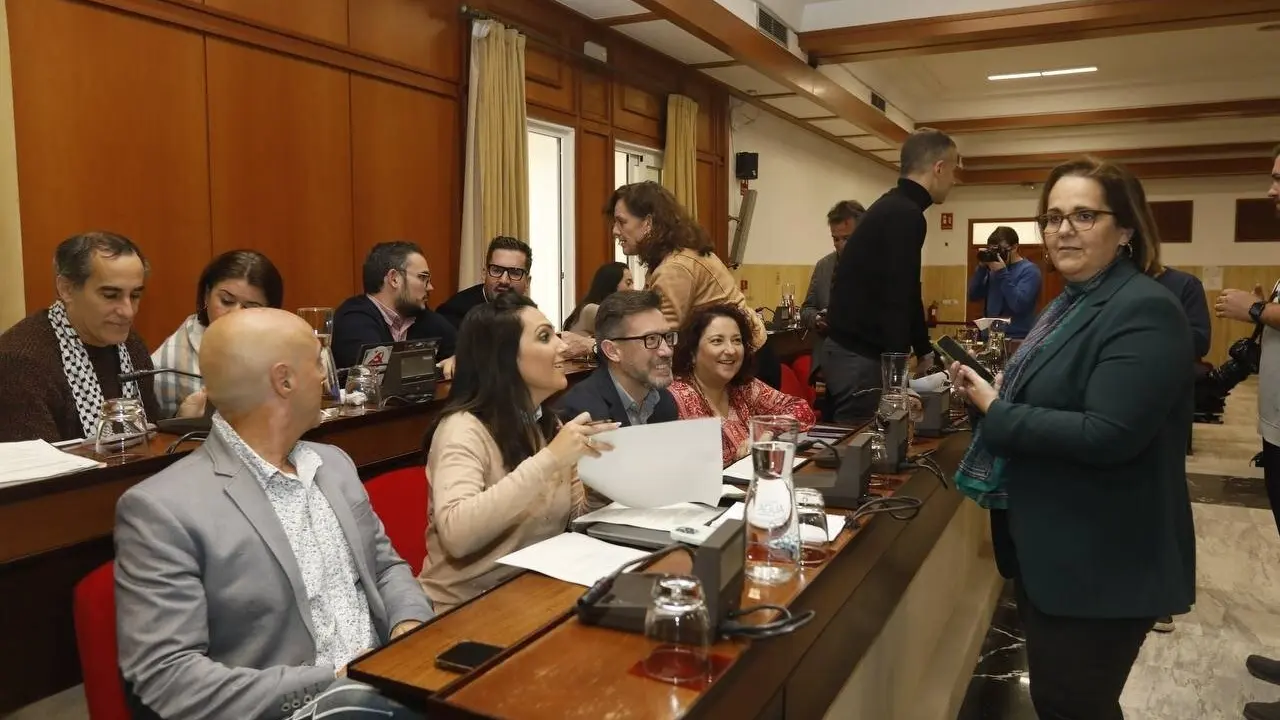 La delegada de Econom&iacute;a y Hacienda del Ayuntamiento de C&oacute;rdoba, Blanca Torrent, junto a la bancada de la oposici&oacute;n.