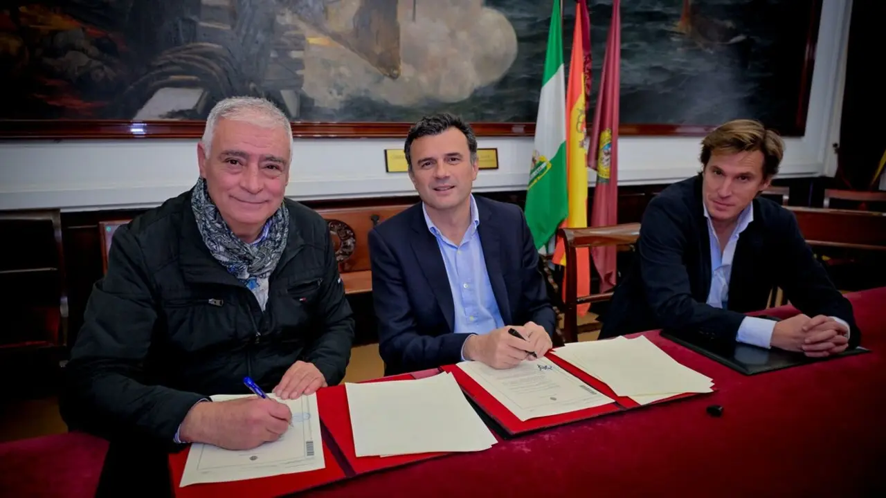 Firma del convenio con la Asociaci&oacute;n M&aacute;rgenes y V&iacute;nculos. | Ayuntamiento de C&aacute;diz.