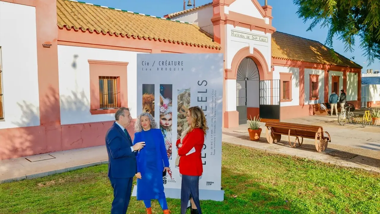 El alcalde de La Rinconada, Javier Fern&aacute;ndez, y la edil de Cultura, Raquel Vega, en la presentaci&oacute;n del espect&aacute;culo 'Les irr&eacute;els', en la Hacienda Santa Cruz |&nbsp;AYTO. LA RINCONADA