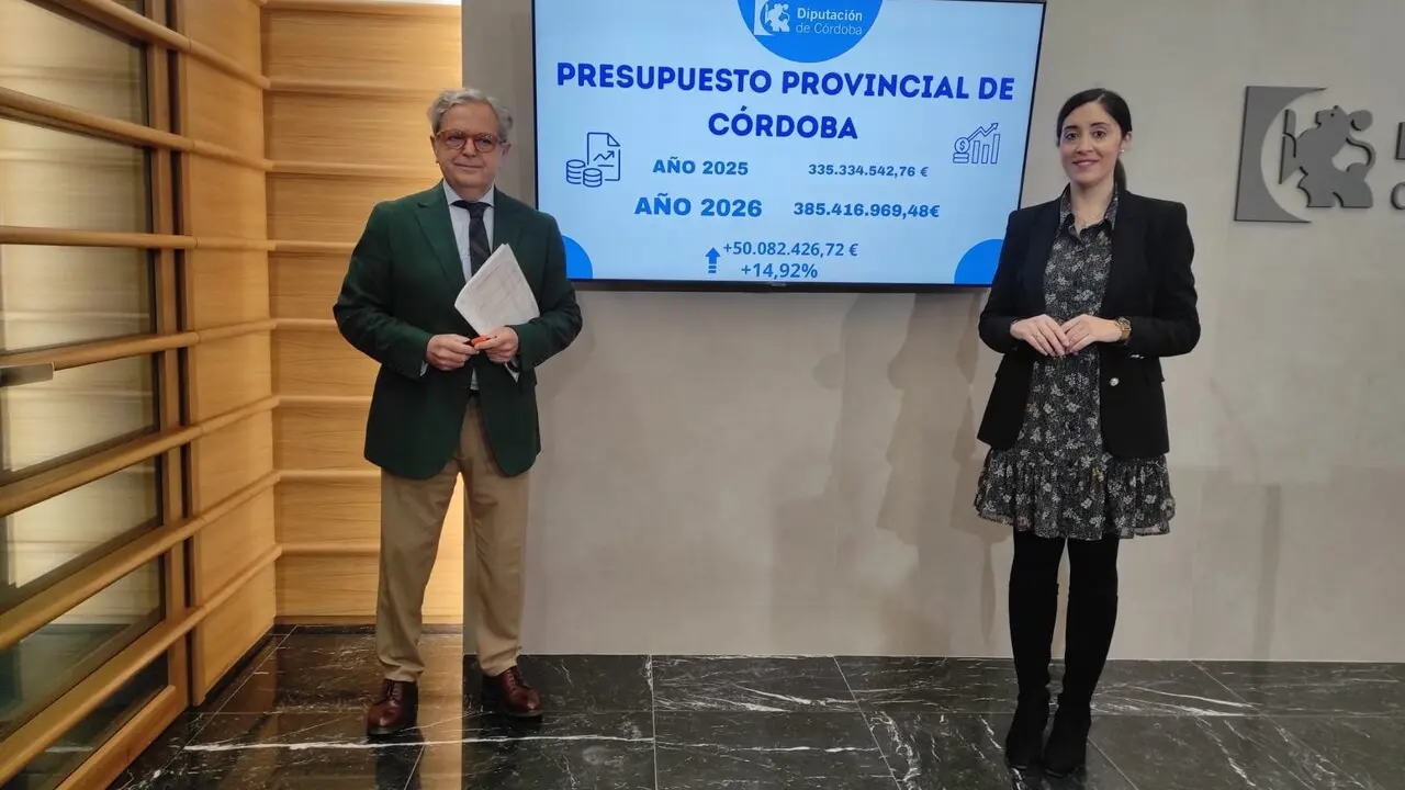El presidente de la Diputaci&oacute;n de C&oacute;rdoba, Salvador Fuentes, y la delegada de Hacienda y Fondos Europeos de la Diputaci&oacute;n de C&oacute;rdoba, Ana Rosa Ruz, en la presentaci&oacute;n del proyecto de presupuestos para 2026.