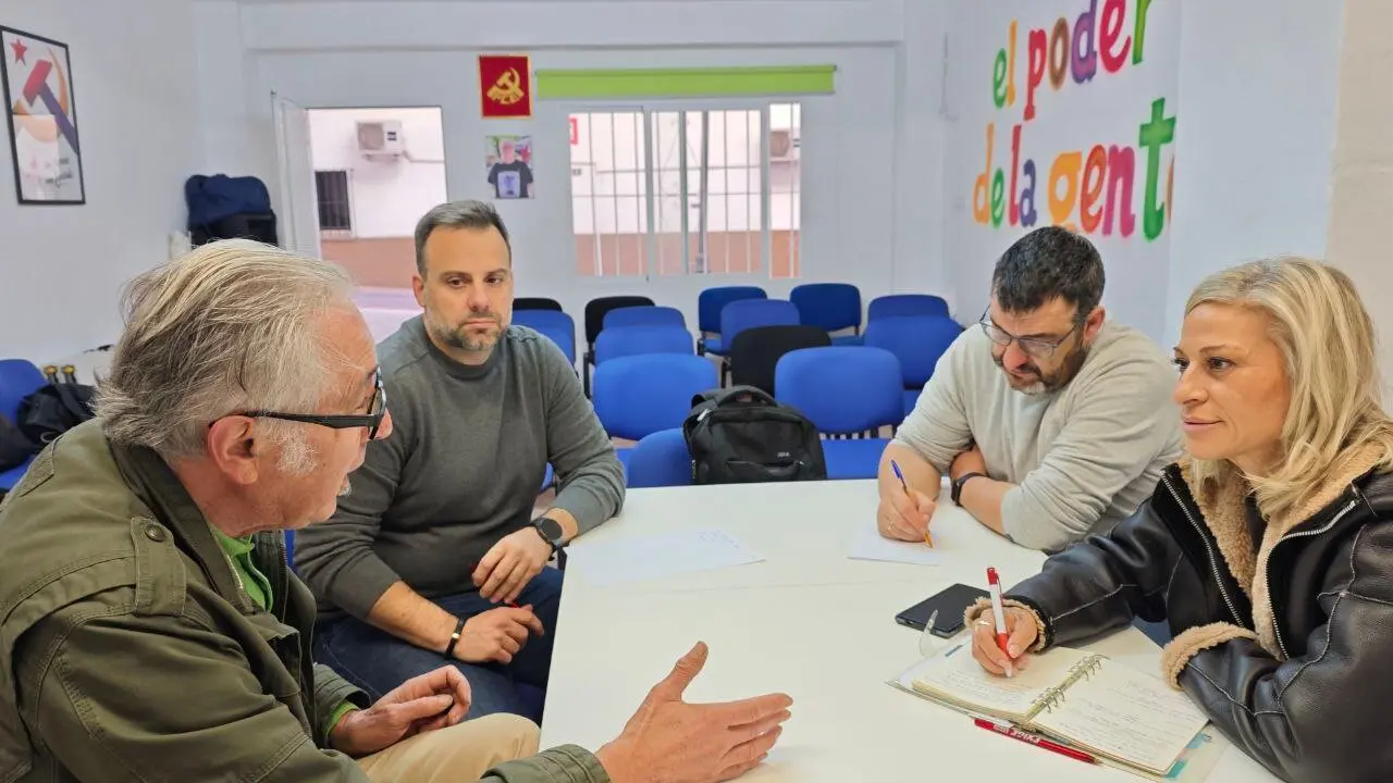 Reuni&oacute;n entre PSOE y conservacionistas./VM.