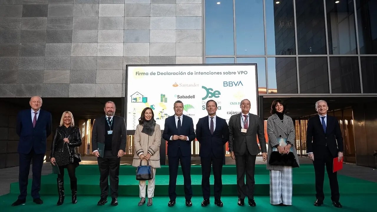 Foto de familia tras el acuerdo con seis entidades financieras para el programa de Diputaci&oacute;n de financiaci&oacute;n de vivienda p&uacute;blica |&nbsp;DIPUTACI&Oacute;N DE SEVILLA