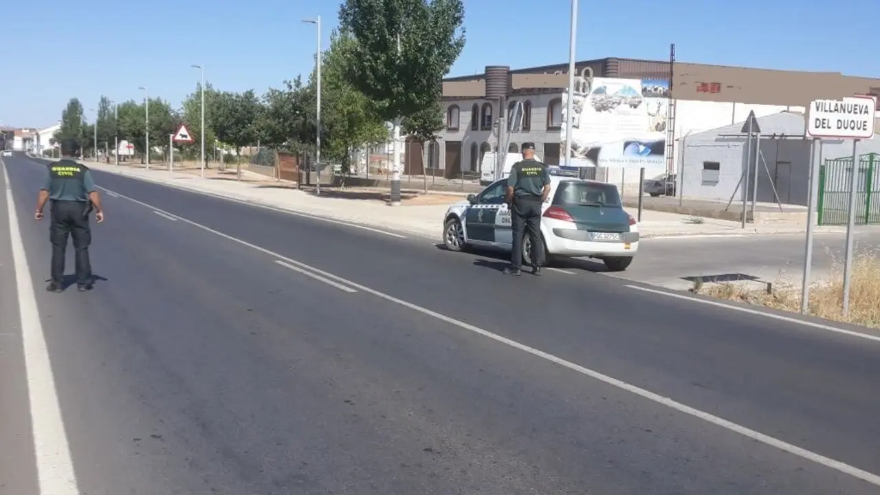 Agentes de la Guardia Civil en Villanueva del Duque.-EP