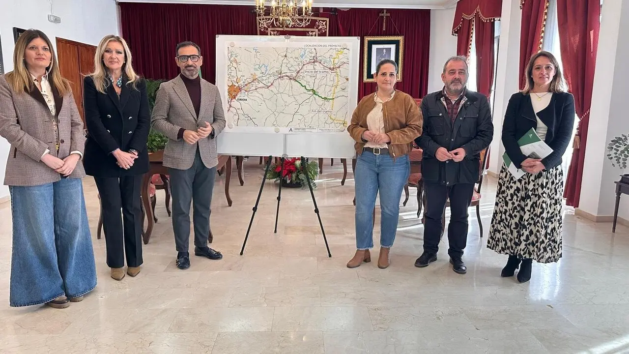 Carmen Granados (3&ordf; dcha.), en su encuentro con los alcaldes y alcaldesas.