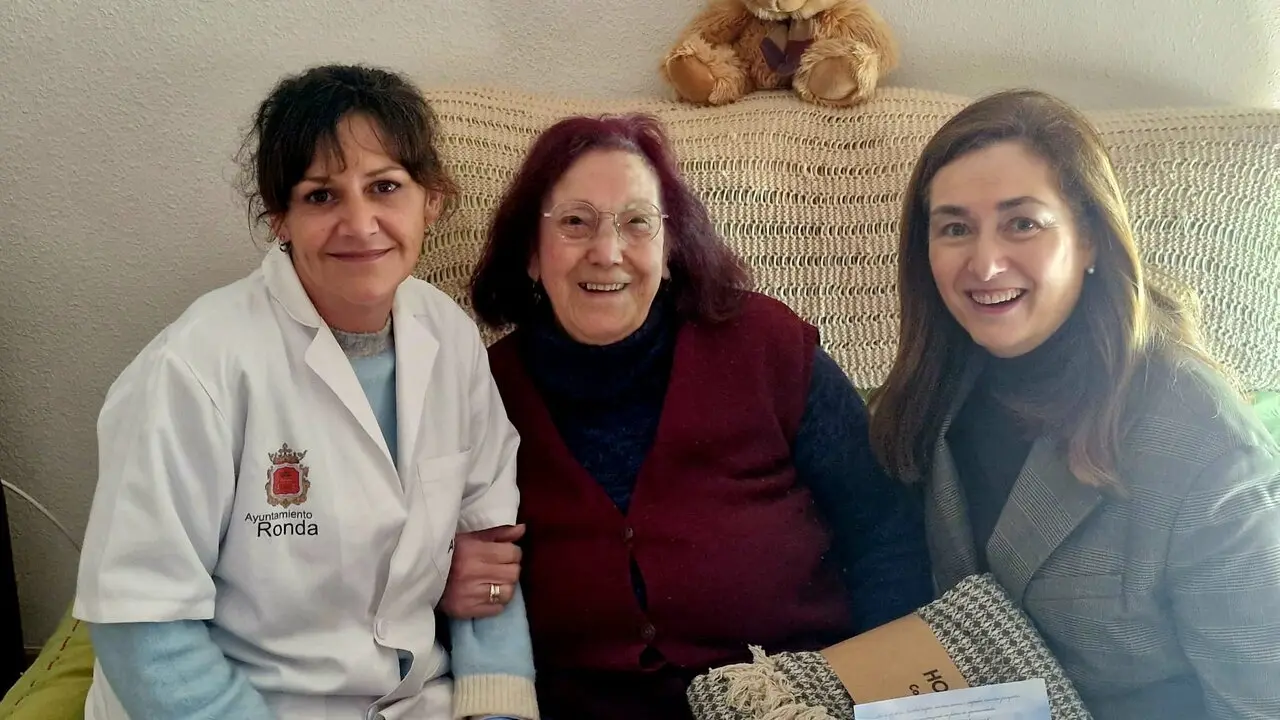17122025 - Cristina Dur&aacute;n, a la derecha, con una usuaria y personal del servicio de atenci&oacute;n. 