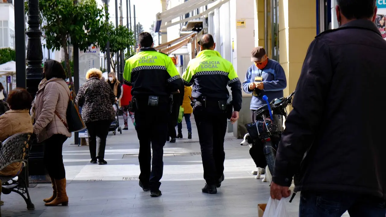 Agentes de la Polic&iacute;a Local patrullando por la calle Ancha. /ARCHIVO