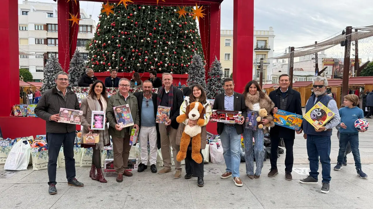 &Eacute;xito de la recogida de juguetes de Radio La Isla. | Rafa Rodr&iacute;guez