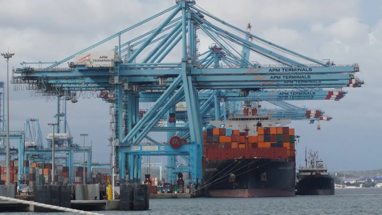 Buque atracado en la terminal de APM, en el puerto de Algeciras | Viva CG