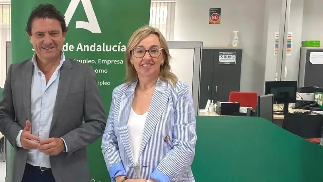 Reciente visita de los delegados territorial y municipal de Empleo al SAE./ MAC&Iacute;AS.