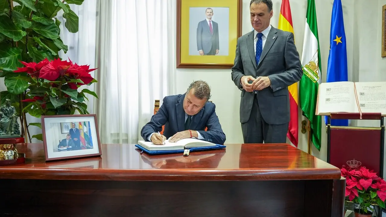 El presidente de la Diputaci&oacute;n de Sevilla, Javier Fern&aacute;ndez durante la visita el d&iacute;a de hoy a la localidad de Lebrija |&nbsp;E.P.
