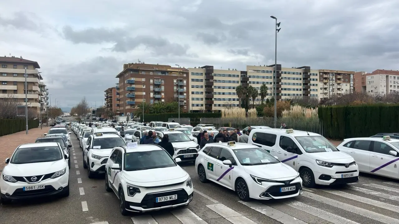 El taxi de Ja&eacute;n se moviliza tras una agresi&oacute;n y reclama respeto para el sector. - Foto: Pidetaxi  Ja&eacute;n.