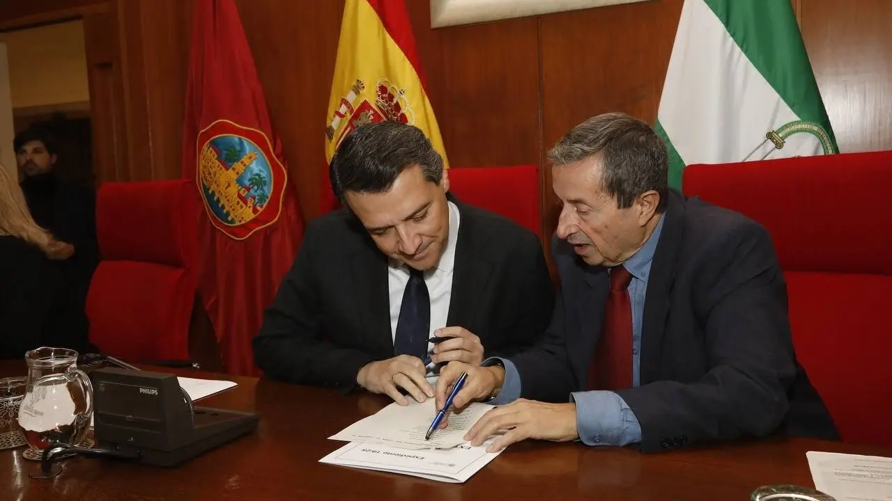 El alcalde de C&oacute;rdoba, Jos&eacute; Mar&iacute;a Bellido, conversa con el secretario del Pleno, Valeriano Lavela, quien se ha despedido de los concejales al ser su &uacute;ltima sesi&oacute;n