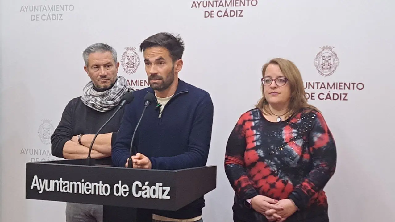 David de la Cruz, junto a Carlos Paradas y Vanesa Sib&oacute;n. / Eulogio Garc&iacute;a