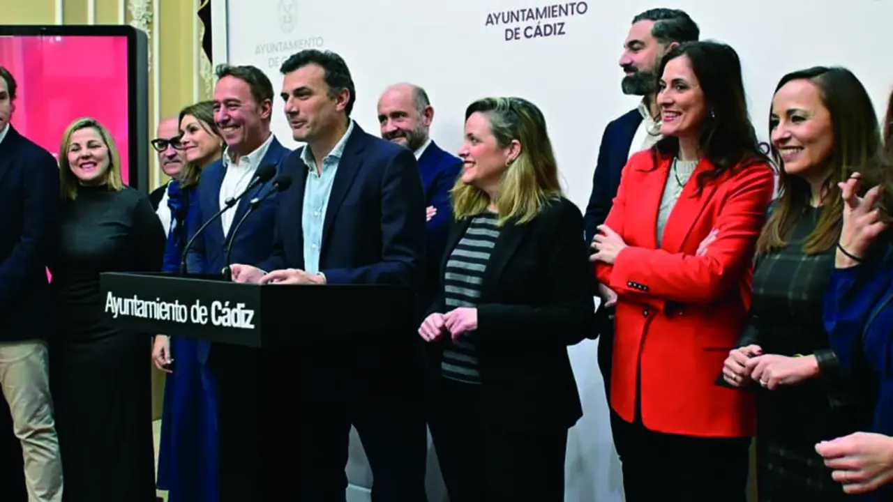 El alcalde de C&aacute;diz, Bruno Garc&iacute;a, con miembros de su equipo de Gobierno, en rueda de prensa. Eulogio Garc&iacute;a