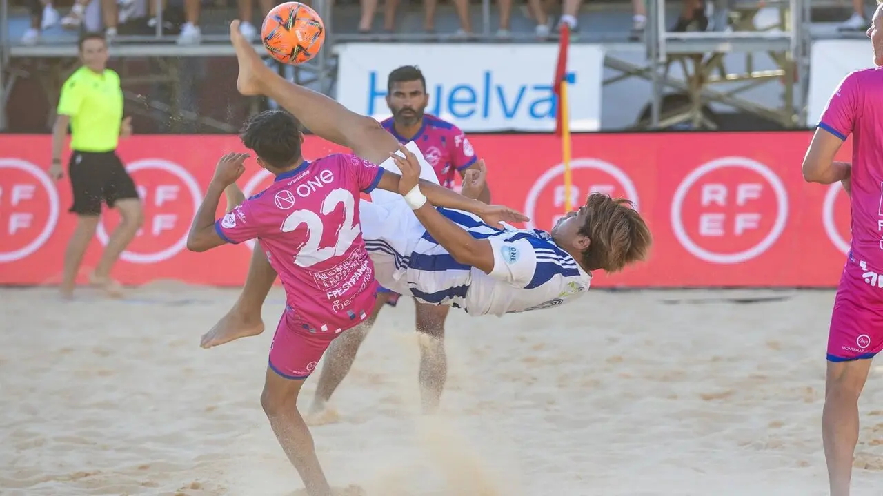 F&uacute;tbol playa en Huelva. | Alberto D&iacute;az - Archivo.