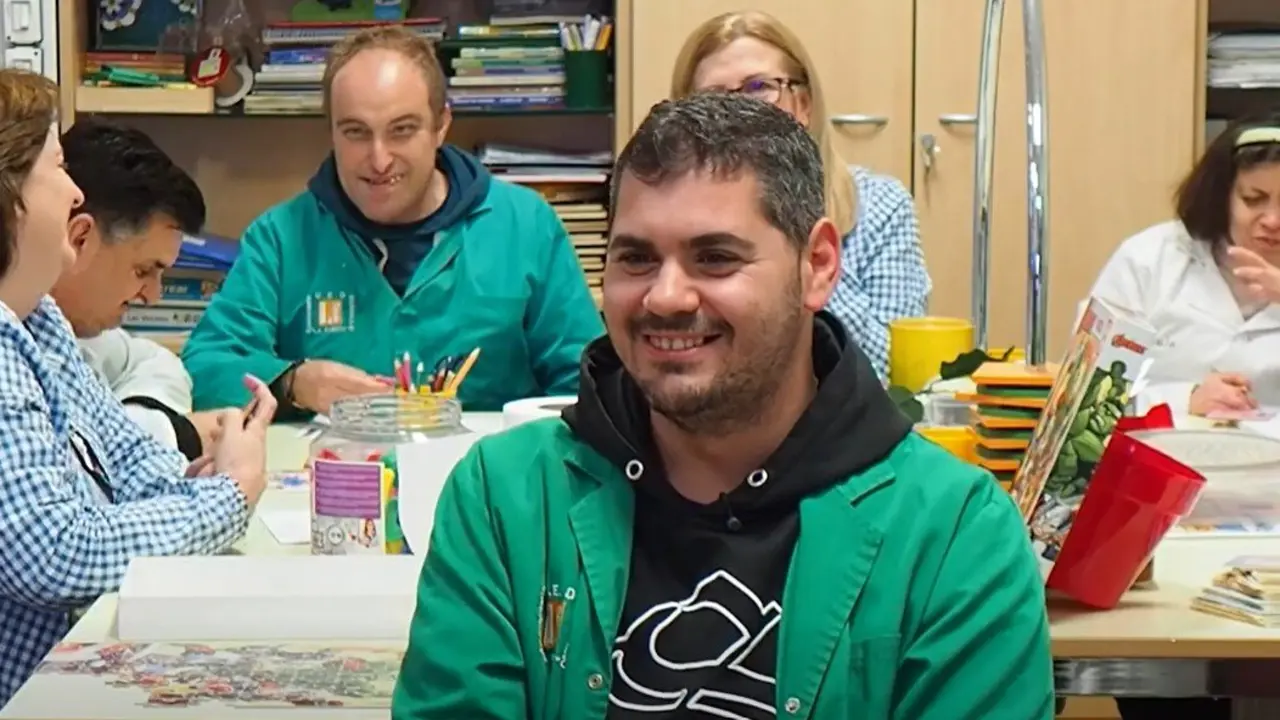 Usuarios del Centro Ocupacional que elaboran las tarjetas.  | Ayuntamiento de Marmolejo