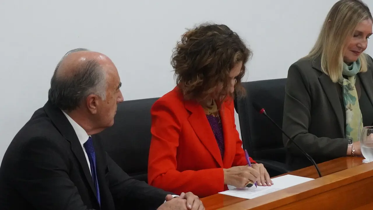 Montero (en el centro), junto a Landaluce, en una firma en Mancomunidad