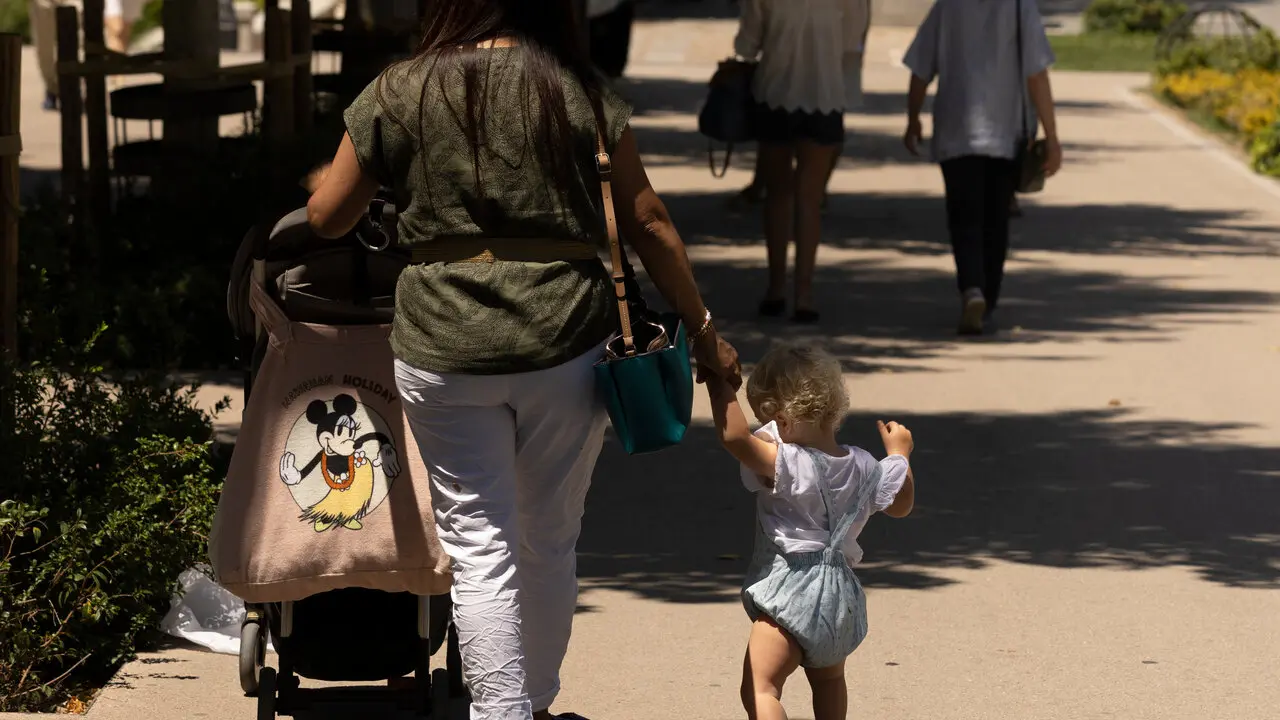 Una familia en el parque. | Europa Press.